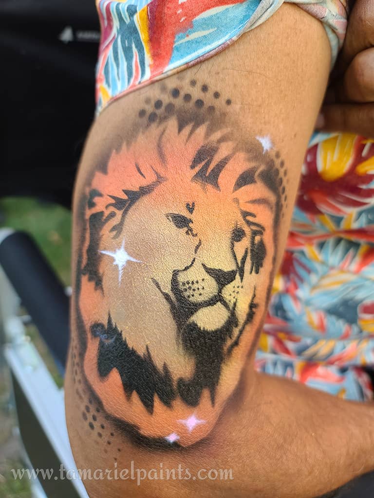 Airbrush design with lion design