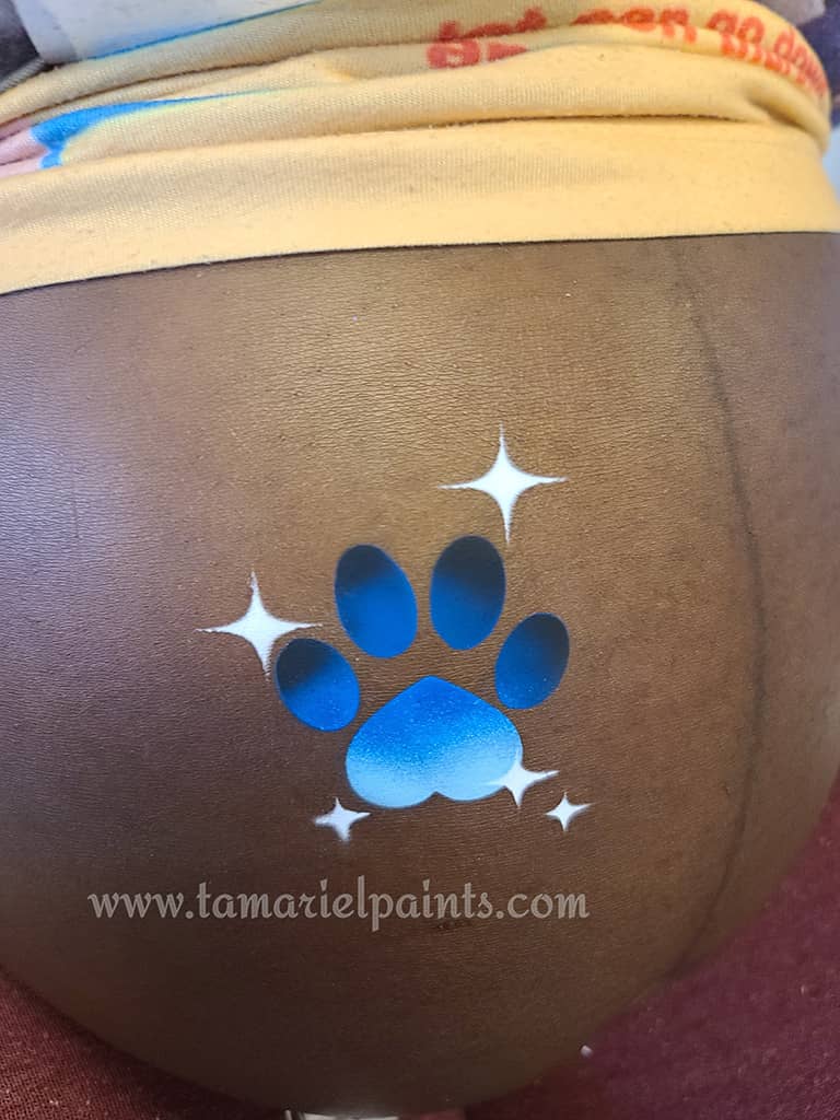 Airbrush design with paw print